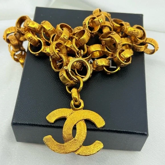 CHANEL Vintage Gold CC Chain Link Pendant Necklace - Picture 11 of 13
